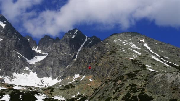 Heffen op Lomnicky stit in hoge Tatra — Stockvideo