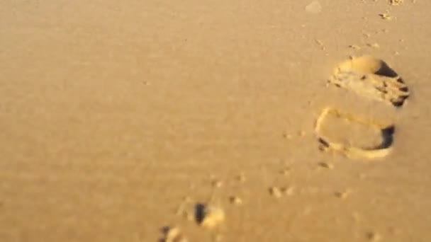 Abdruck des nächsten Stiefels auf Sand — Stockvideo