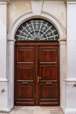 Antik Bina cam ile eski ahşap kapı
