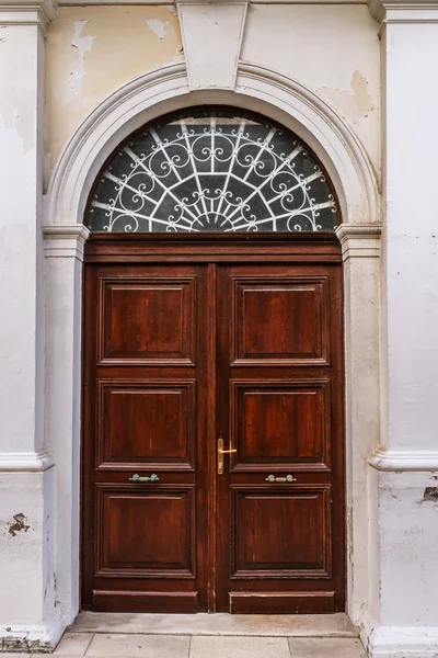 Vecchia porta in legno con vetro in antico edificio — Foto Stock