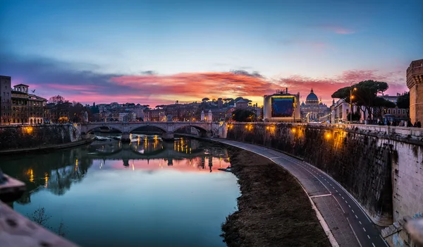 ローマ、イタリアでポンテ ヴィットリオ エマヌエーレ 2 世 — ストック写真