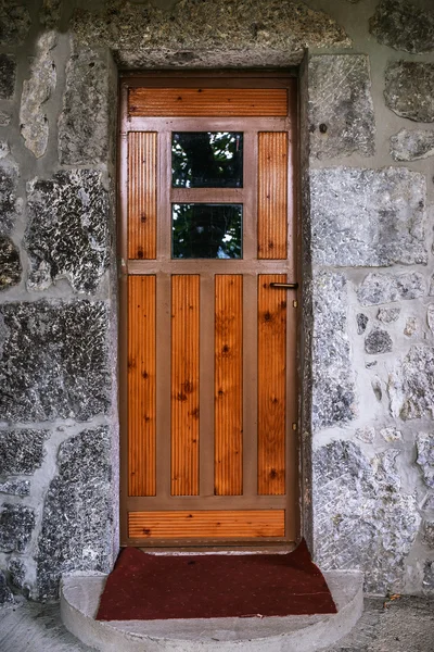 Старая деревянная дверь со стеклом в старинном здании — стоковое фото