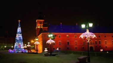 Noel ağacının yanında Castle Square, Varşova, Polonya