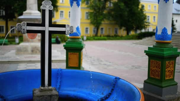 Zwembad voor Weihe des water, Trinity Lavra — Stockvideo