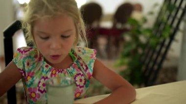 Kız okul öncesi içme suyu