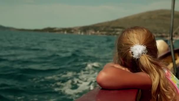 Bambina che nuota su uno yacht — Video Stock