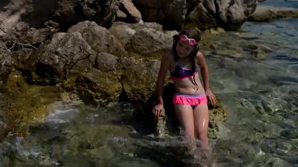 Pequena menina bonita perto da praia do Mar Adriático . — Vídeo de Stock