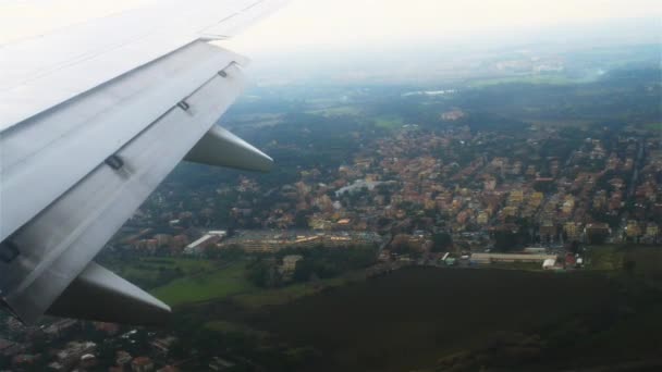 Avión vuela sobre Italia al acercarse a Roma . — Vídeo de stock