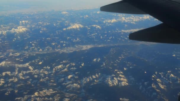 Avión vuela sobre montañas tártaros — Vídeo de stock