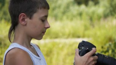 portre genç çocuk el kamera tutarak