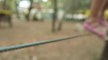 Kız Macera Park'ta tırmanma