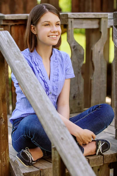 Jeune femme brune souriante — Photo