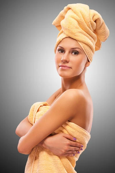 お風呂の後若い美しい女性のクローズ アップの肖像画 — ストック写真