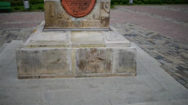 Obelisco conmemorativo en la Trinidad Lavra de San Sergio — Vídeo de stock