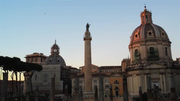 Columna de Trajans y Basílica Ulpia en Roma, Italia — Vídeo de stock