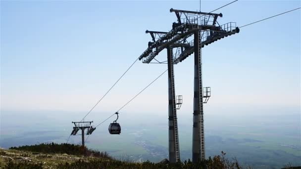 Lift on Lomnicky stit in High Tatras — Stock Video