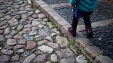 Küçük kız bir yatta Yüzme