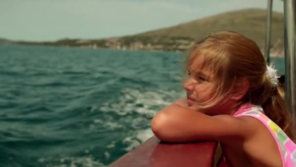 Kleines Mädchen schwimmt auf einer Jacht — Stockvideo
