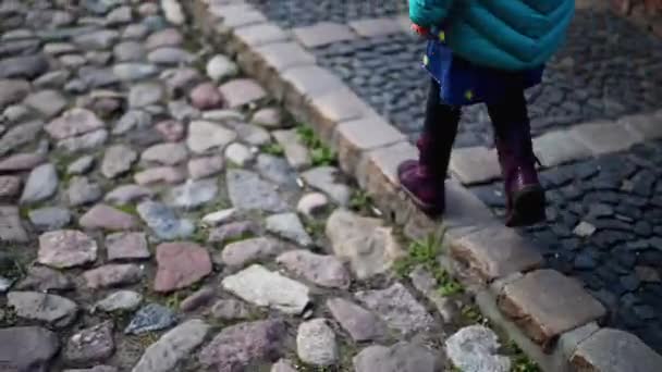 Menina nadando em um iate — Vídeo de Stock