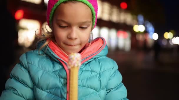 Meisje zwemmen op een jacht — Stockvideo