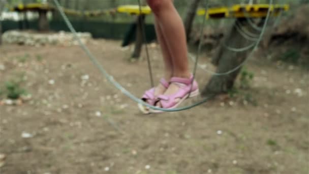 Niña escalando en parque de aventura — Vídeos de Stock