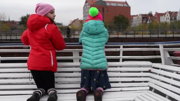 Two sisters go on tourist boat on Vistula River — Stock Video