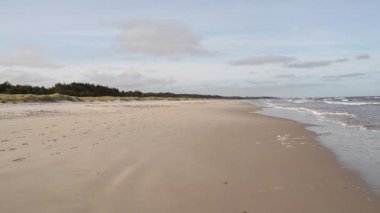 İki kız kardeş Shore Baltık Denizi boyunca yürüyüş