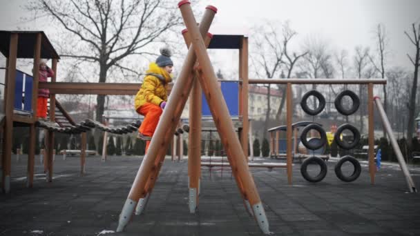 Klein meisje spelen op speelplaats — Stockvideo