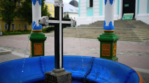 Zwembad voor Weihe des water, Trinity Lavra — Stockvideo