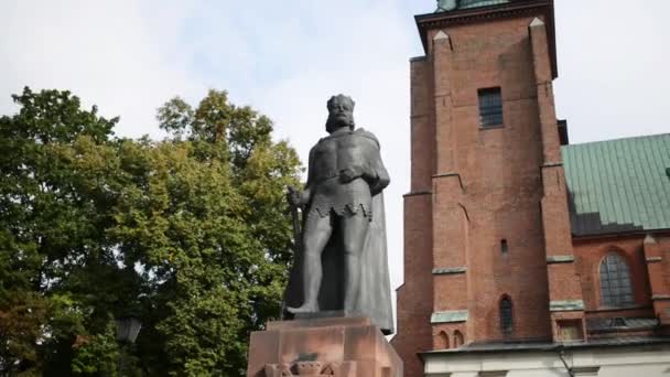 Gniezno, Polonya cesur Boleslaw anıt — Stok video