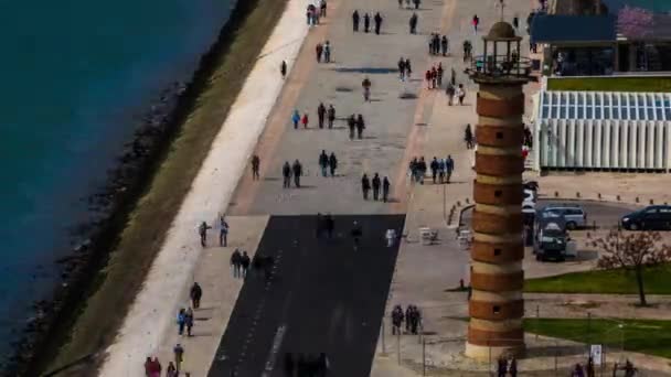 Vuurtoren tegen blauwe hemel met wolken — Stockvideo