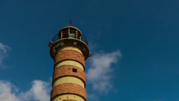 Leuchtturm vor blauem Himmel mit Wolken — Stockvideo