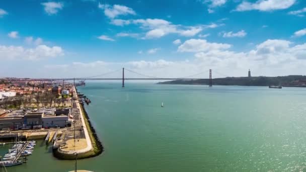 Jembatan 25 de Abril di Lisbon, ibukota Portugal — Stok Video