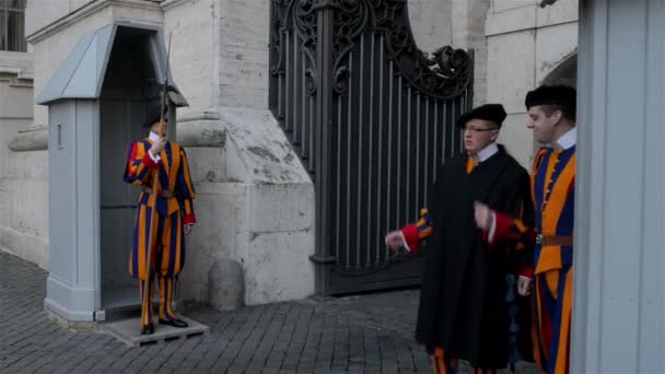 Zwitserse Garde op de St. Pieter Basiliek, Vaticaan — Stockvideo