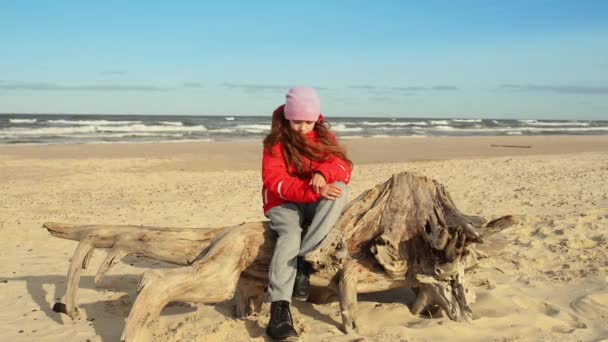 小美伤心女孩坐到海 — 图库视频影像
