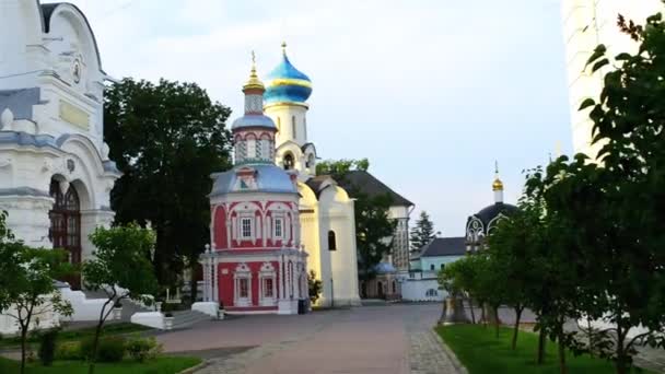 Kathedraal van de veronderstelling in Sergius Lavra — Stockvideo