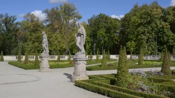 Skulpturer i parken av Wilanow palatset, Warszawa — Stockvideo