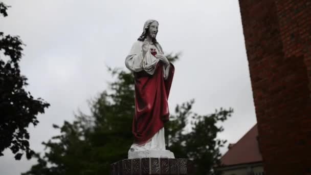 Estátua de Cristo perto da Igreja de Anthony, Gniezno — Vídeo de Stock