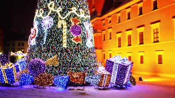 Vánoční strom poblíž Castle Square, Varšava, Polsko — Stock video