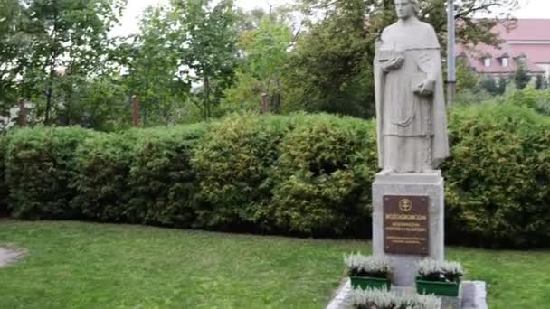 Monument voor bouwers van kerk John B., Gniezno — Stockvideo