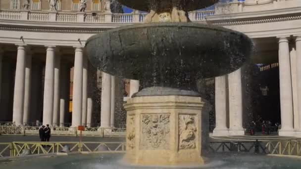 Brunnen in der Nähe des apostolischen Palastes in der vatikanischen Stadt — Stockvideo