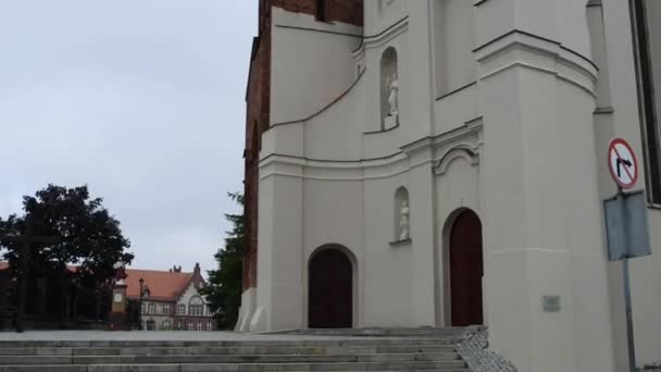 Kirche Mariä Himmelfahrt und St. Anthony, Gnesen — Stockvideo