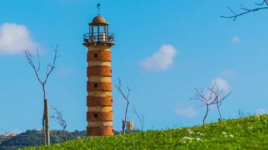 Deniz feneri mavi gökyüzü bulutlu