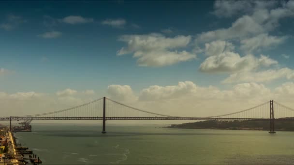 Ponte 25 de Abril em Lisboa, capital de Portugal — Vídeo de Stock