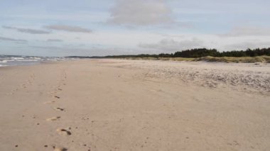 İki kız kardeş Shore Baltık Denizi boyunca yürüyüş