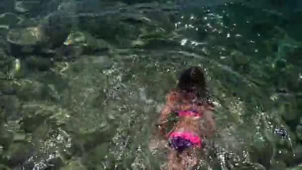 Dos niñas flotando en el mar — Vídeo de stock