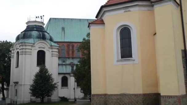 Capela perto de Cathedral Basilica, Gniezno, Polônia — Vídeo de Stock