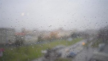 Yağmur damlaları pencere camı üzerinde kayma