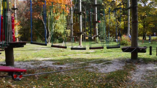 Klein meisje met helm in avonturenpark — Stockvideo