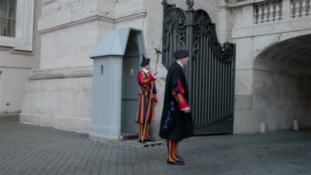 Zwitserse Garde op de St. Pieter Basiliek, Vaticaan — Stockvideo